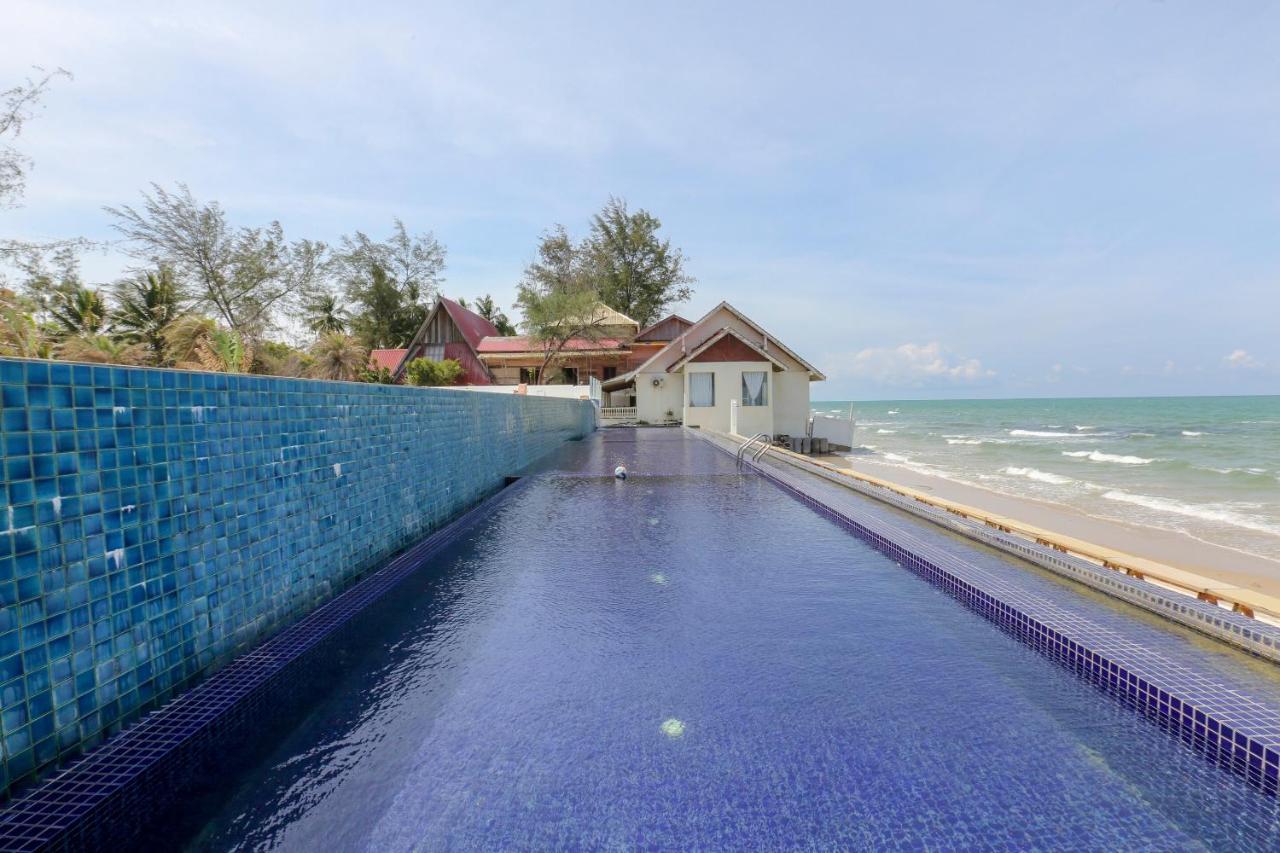 Villa Danialla Beach Resort Kampong Ayer Terjun Pinang Ngoại thất bức ảnh
