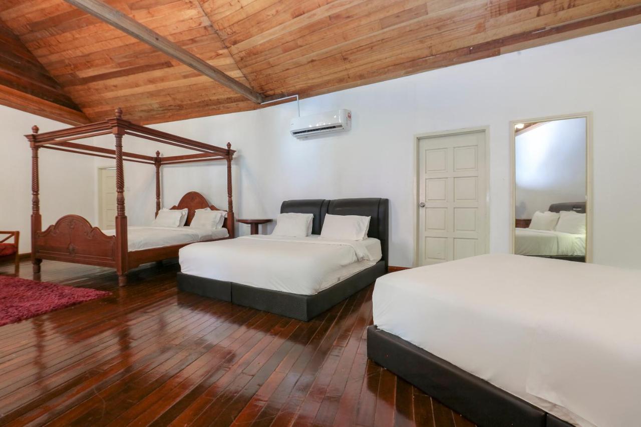 Villa Danialla Beach Resort Kampong Ayer Terjun Pinang Ngoại thất bức ảnh