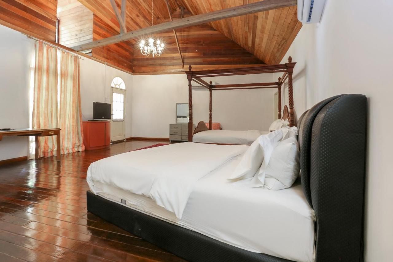 Villa Danialla Beach Resort Kampong Ayer Terjun Pinang Ngoại thất bức ảnh