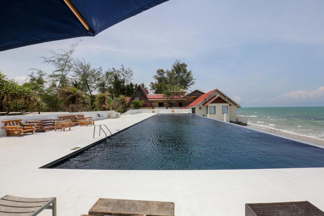Villa Danialla Beach Resort Kampong Ayer Terjun Pinang Ngoại thất bức ảnh