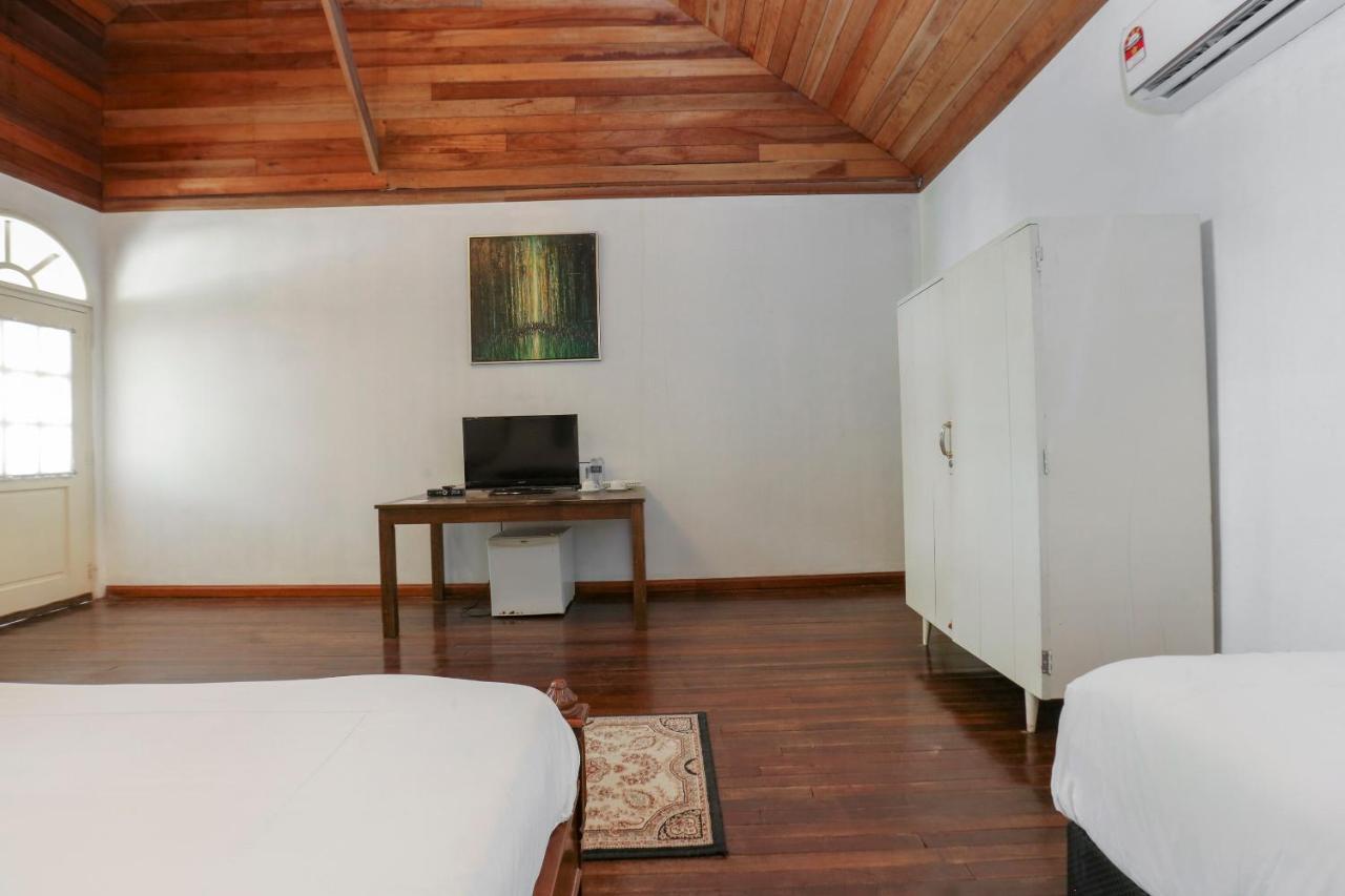 Villa Danialla Beach Resort Kampong Ayer Terjun Pinang Ngoại thất bức ảnh