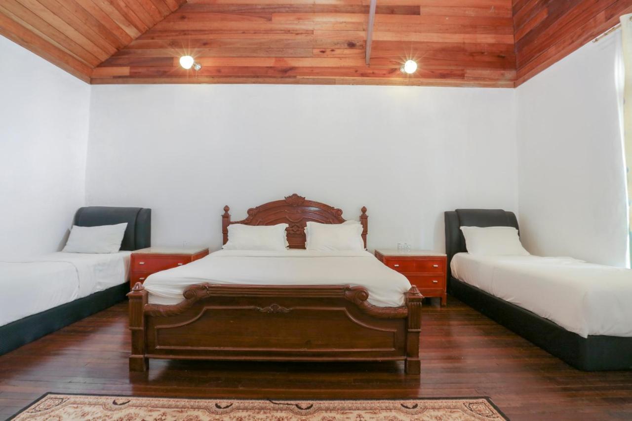 Villa Danialla Beach Resort Kampong Ayer Terjun Pinang Ngoại thất bức ảnh