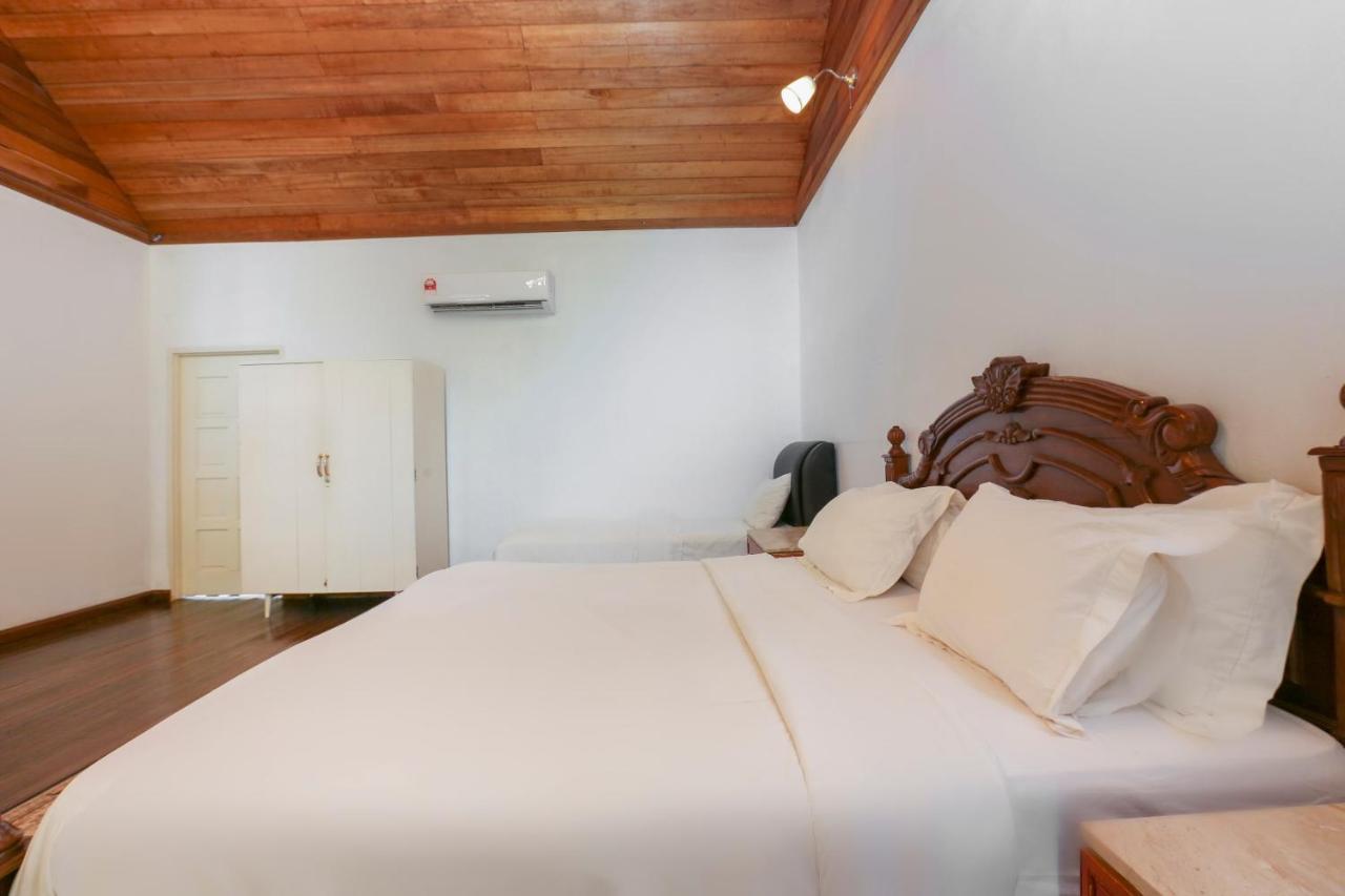 Villa Danialla Beach Resort Kampong Ayer Terjun Pinang Ngoại thất bức ảnh