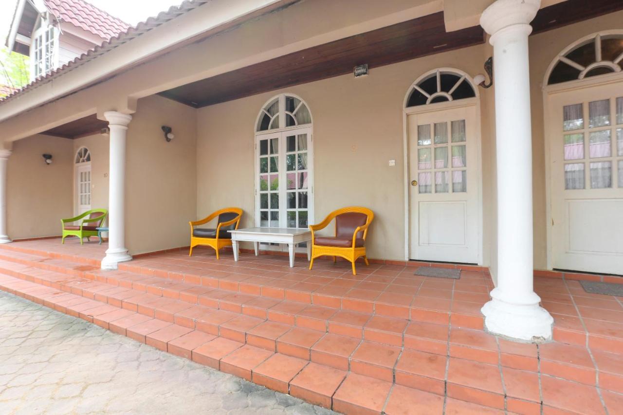 Villa Danialla Beach Resort Kampong Ayer Terjun Pinang Ngoại thất bức ảnh