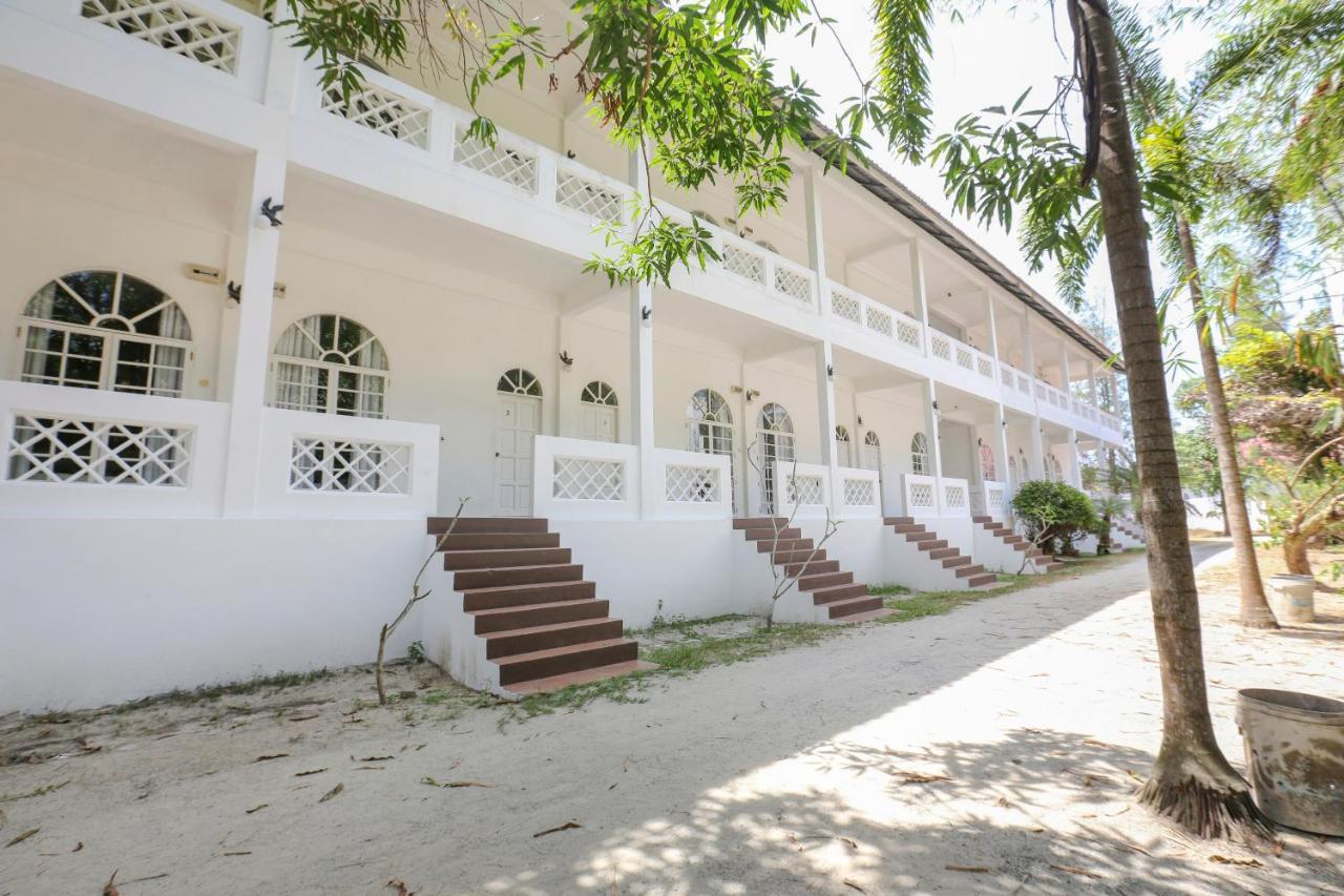 Villa Danialla Beach Resort Kampong Ayer Terjun Pinang Ngoại thất bức ảnh
