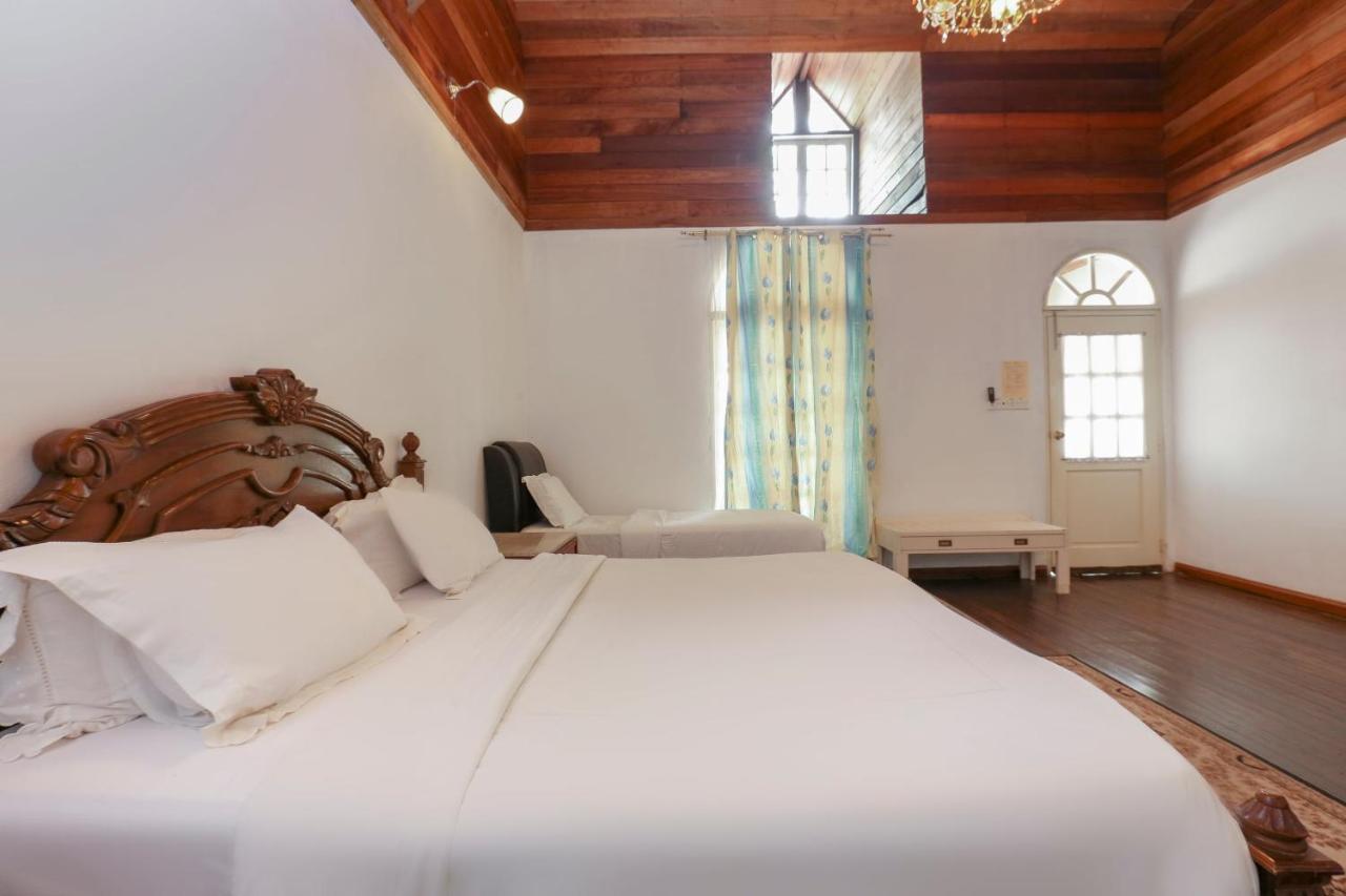 Villa Danialla Beach Resort Kampong Ayer Terjun Pinang Ngoại thất bức ảnh
