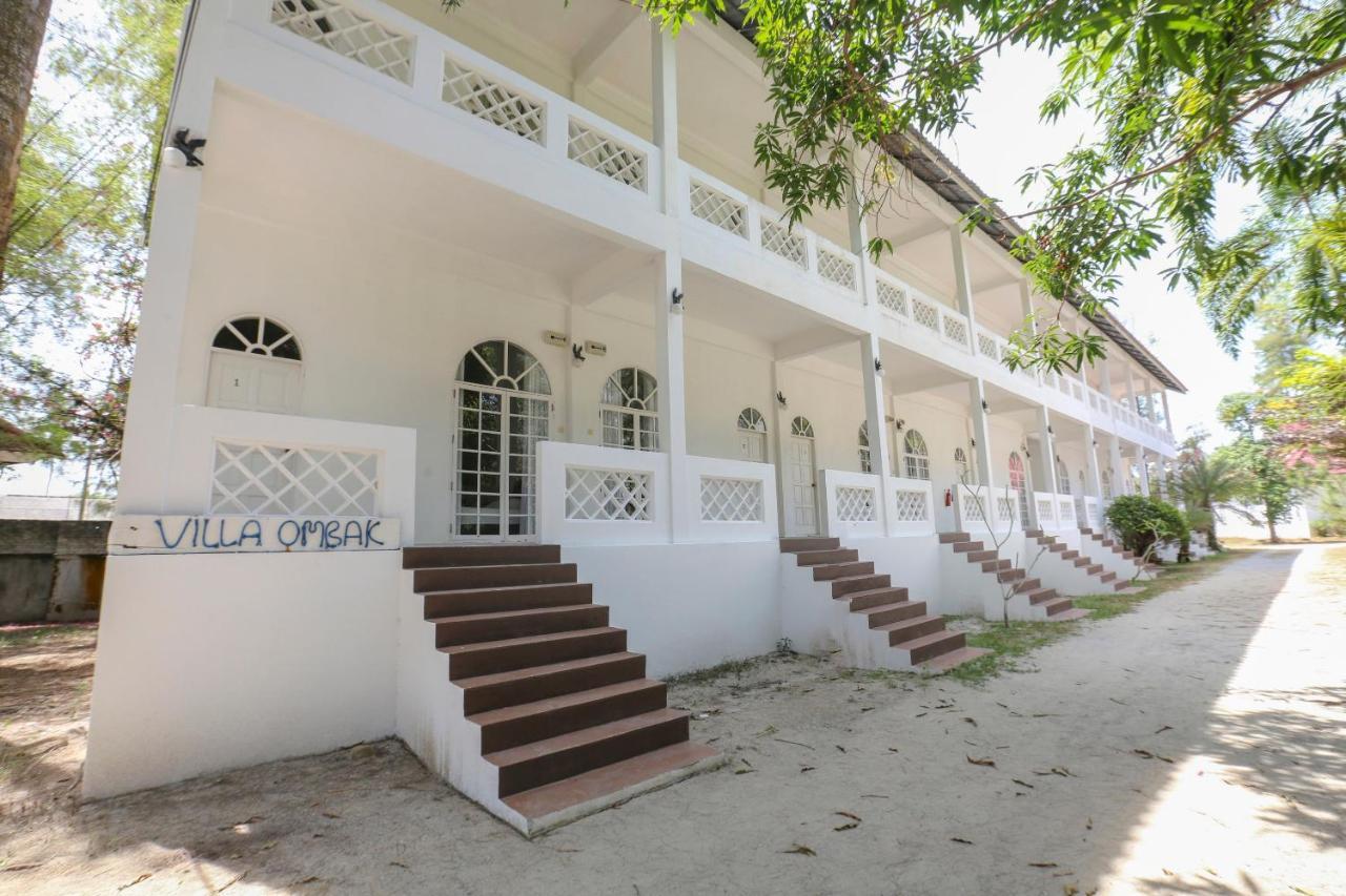 Villa Danialla Beach Resort Kampong Ayer Terjun Pinang Ngoại thất bức ảnh