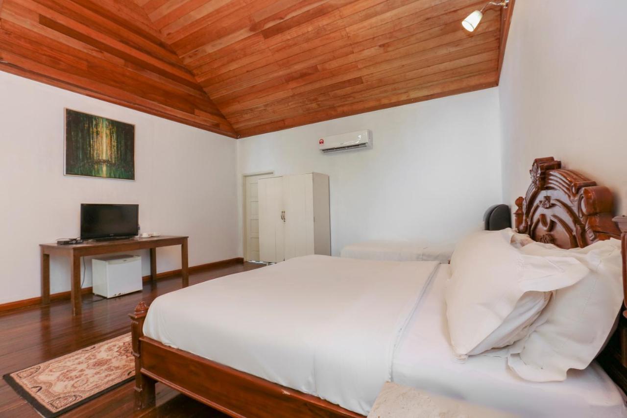 Villa Danialla Beach Resort Kampong Ayer Terjun Pinang Ngoại thất bức ảnh
