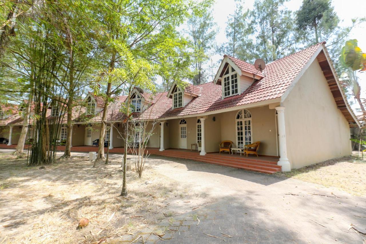Villa Danialla Beach Resort Kampong Ayer Terjun Pinang Ngoại thất bức ảnh