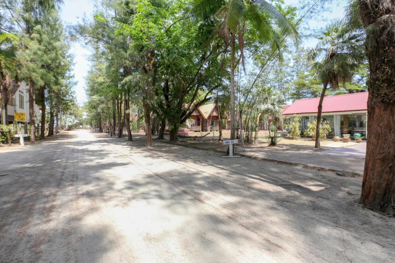 Villa Danialla Beach Resort Kampong Ayer Terjun Pinang Ngoại thất bức ảnh