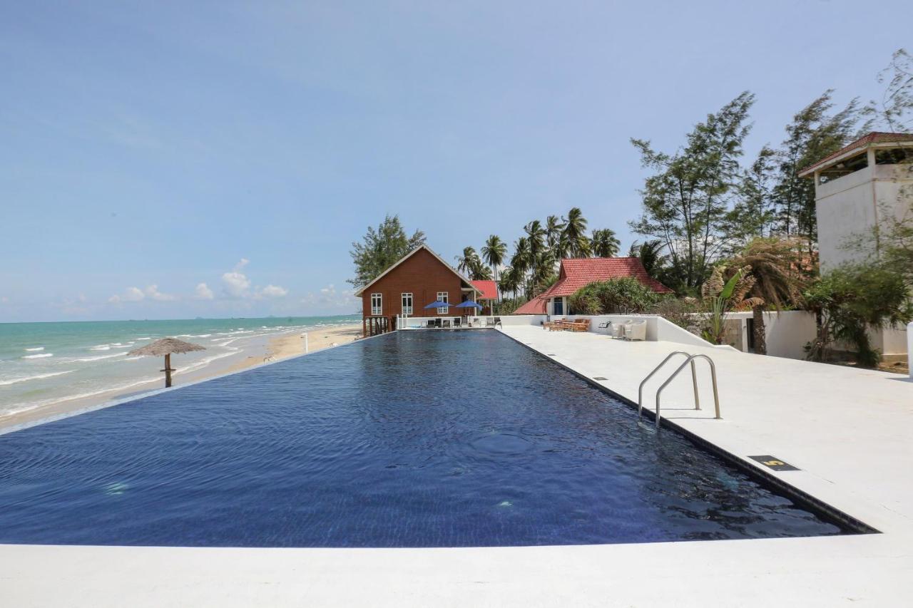 Villa Danialla Beach Resort Kampong Ayer Terjun Pinang Ngoại thất bức ảnh