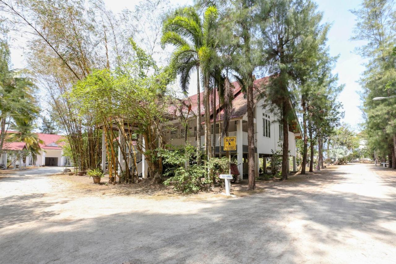 Villa Danialla Beach Resort Kampong Ayer Terjun Pinang Ngoại thất bức ảnh